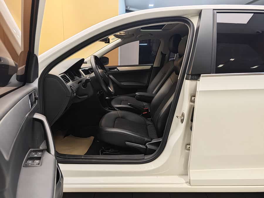 Skoda Rapid Spaceback 2019 car image #14