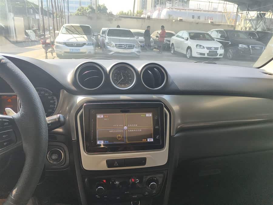 Suzuki Vitara 2016 car image #14