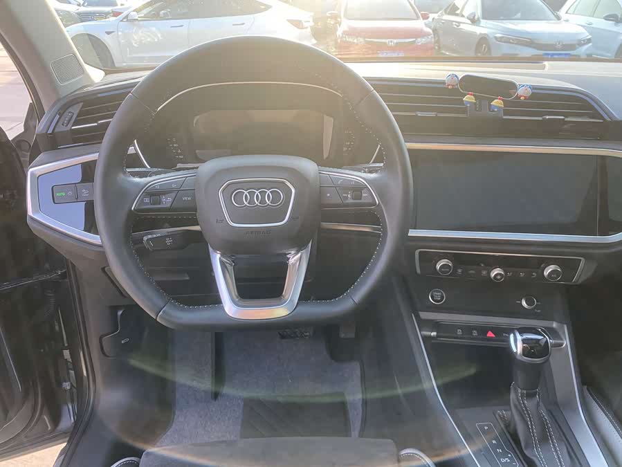 Audi Q3 2021 car image #14