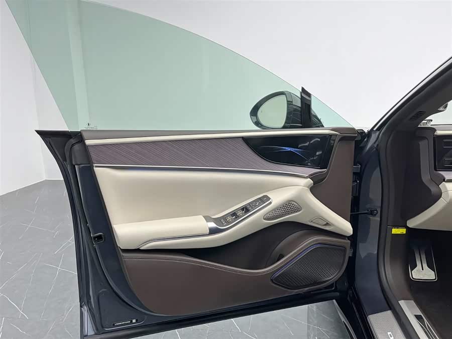 Denza Z9 2024 car image #14