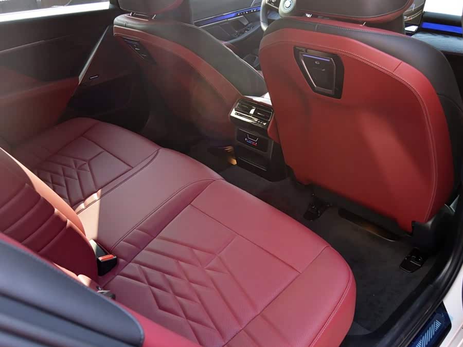 BMW i5 2025 car image #14