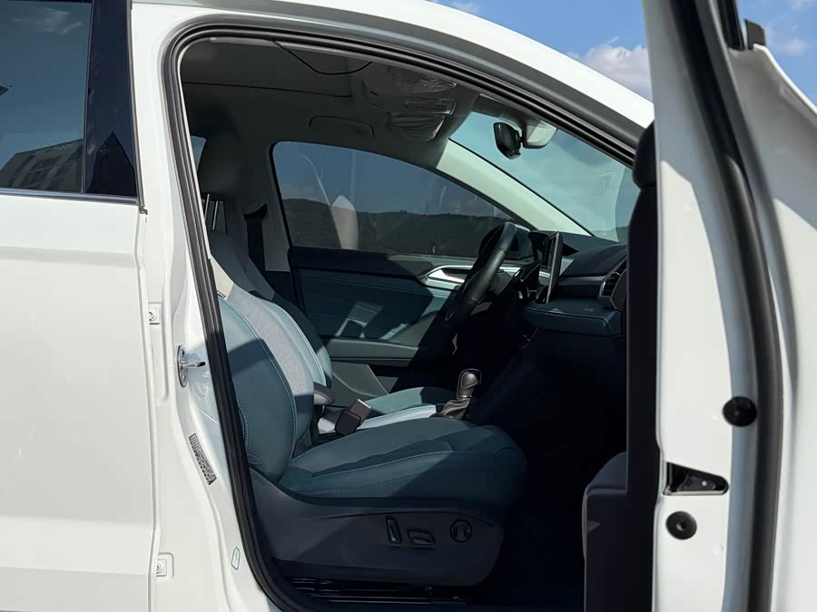 Volkswagen Tharu 2023 car image #14