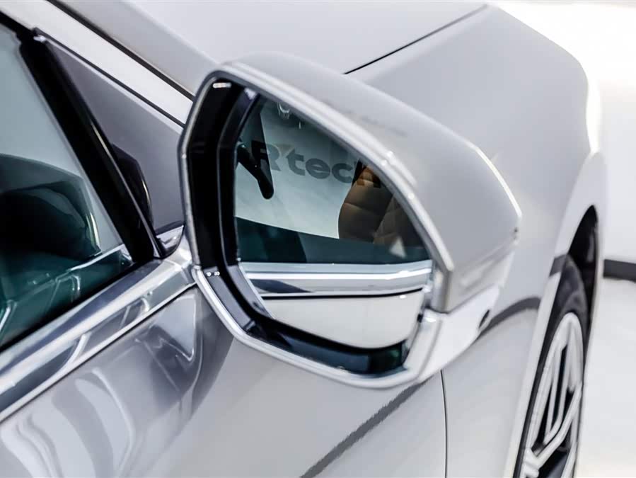 BMW 7 Series 2024 car image #14