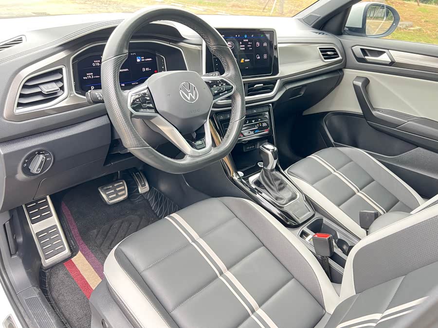 Volkswagen T-Roc 2023 car image #14