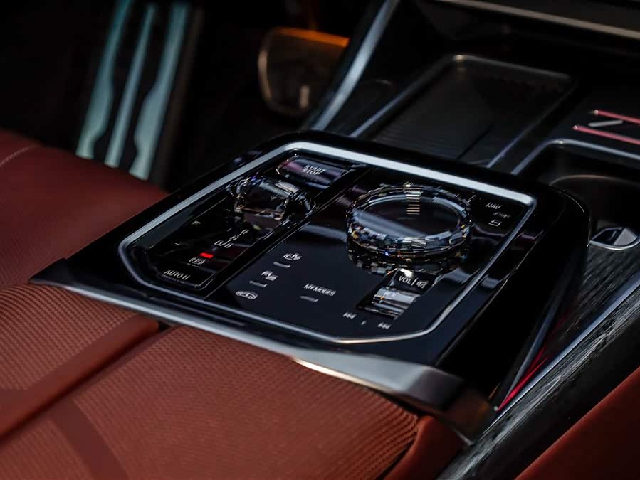 BMW i7 2024 car image #14