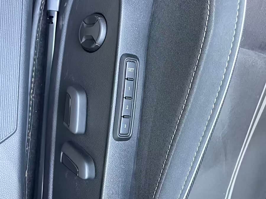 Volkswagen Golf 2023 car image #14