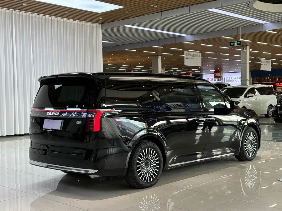 Zeekr 009 2025 car image #14