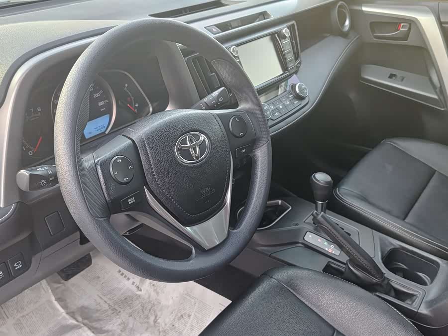 Toyota RAV4 2018 car image #14
