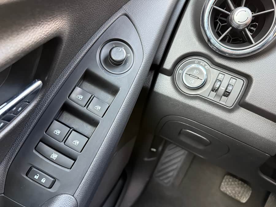 Chevrolet Tracker 2016 #14 Chevrolet Tracker 2016 car image #14