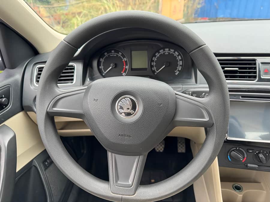 Skoda Rapid 2015 car image #14