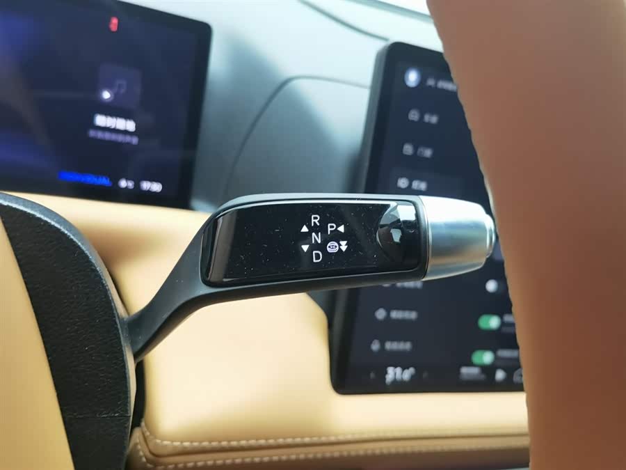 Xpeng G9 2025 car image #14