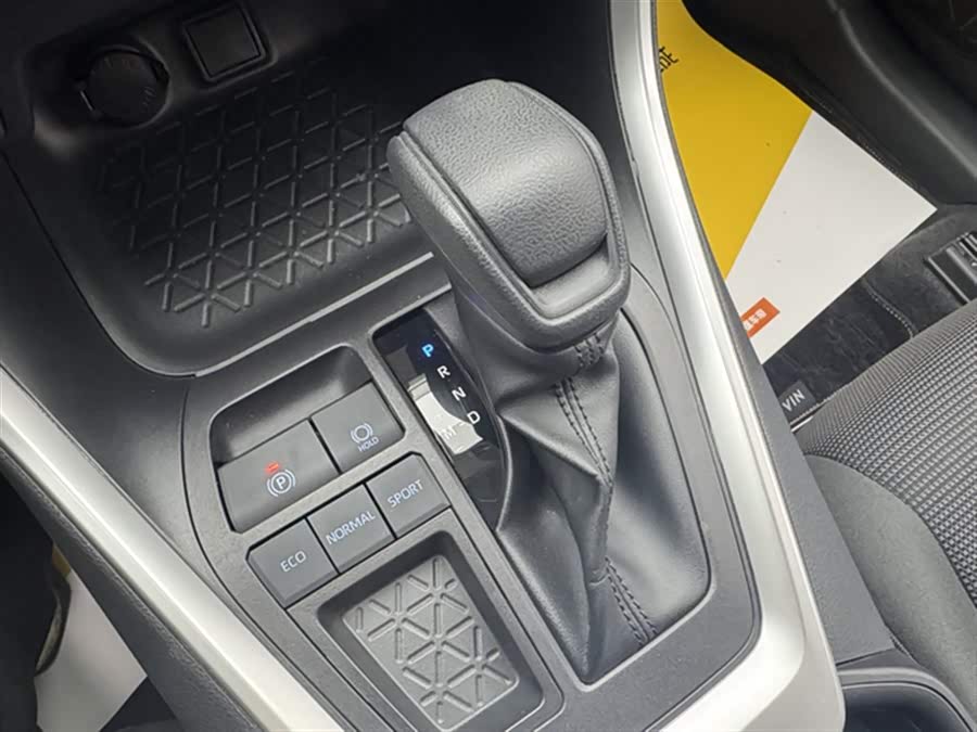 Toyota RAV4 2022 car image #14