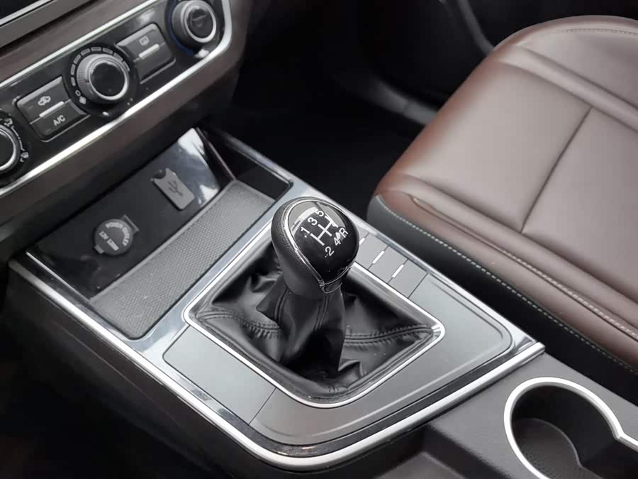 Forthing T5 2024 immagine di auto #14