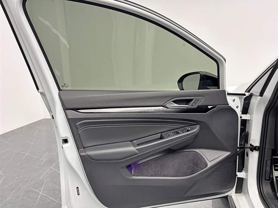 Volkswagen Golf 2025 car image #14