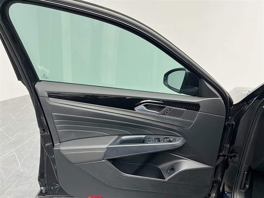 Volkswagen Passat 2023 car image #14