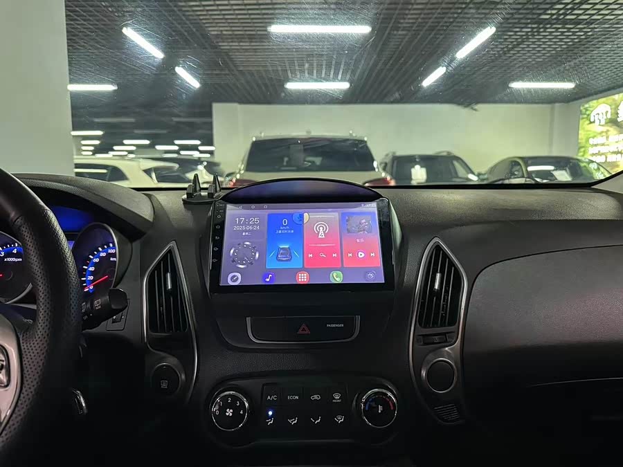 Hyundai ix35 2015 car image #14