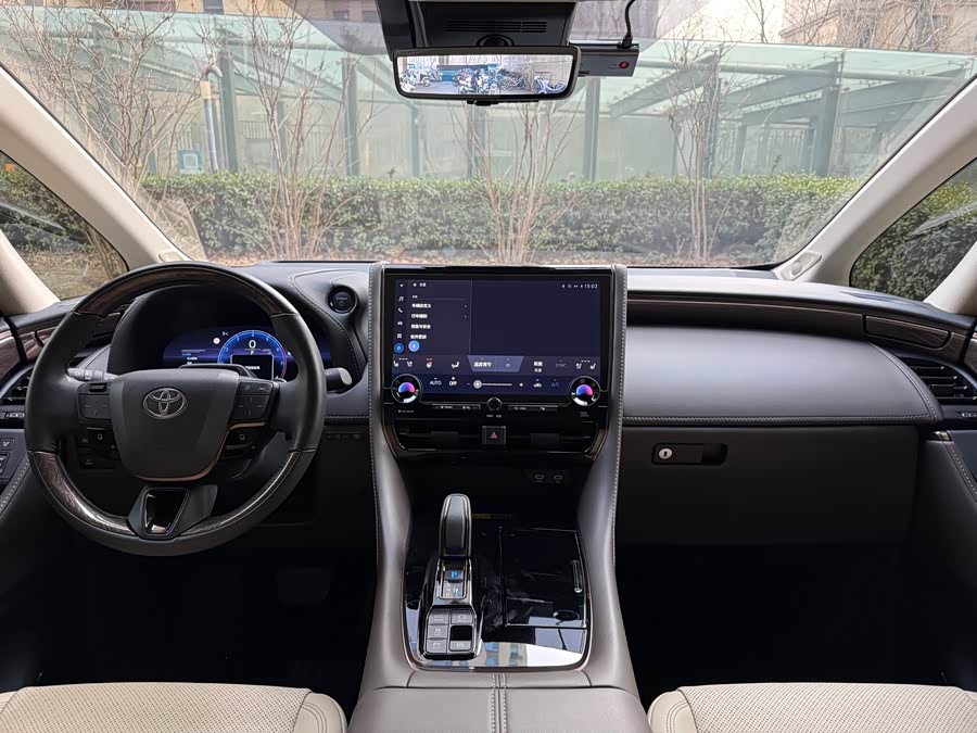 Toyota Alphard 2024 car image #14