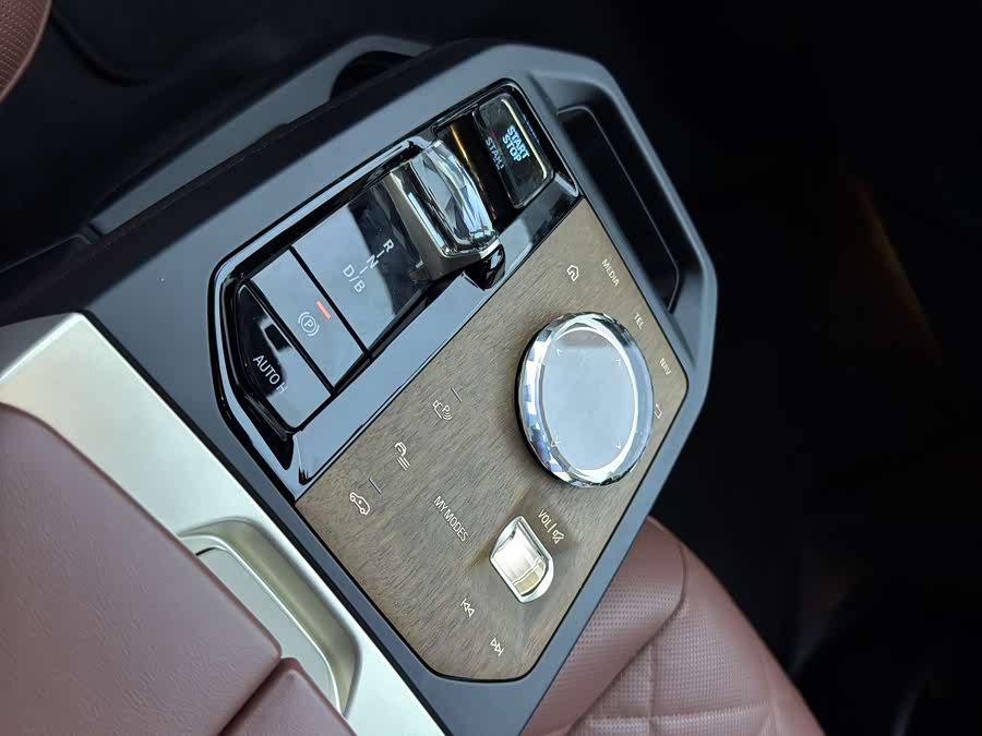 BMW iX M60 2025 car image #14