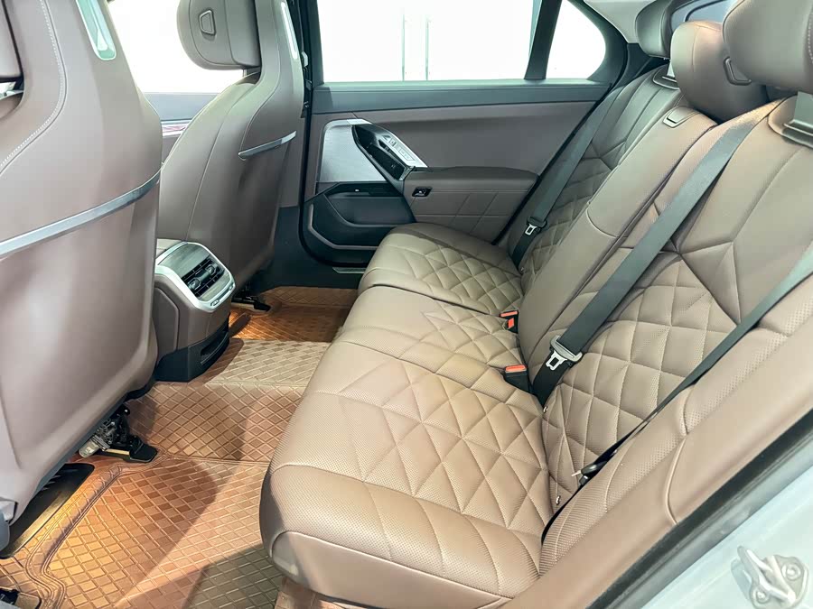 BMW 7 Series 2024 car image #14