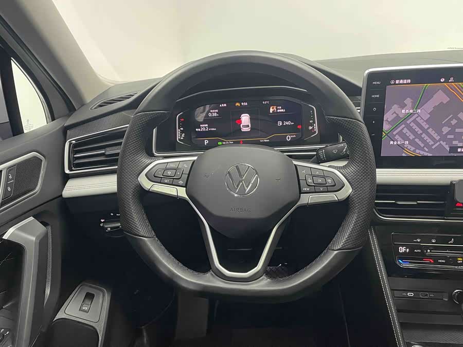 Volkswagen Tiguan L 2024 immagine di auto #14