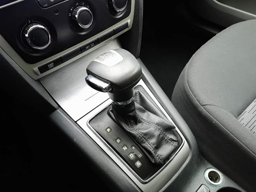 Skoda Octavia 2012 car image #14