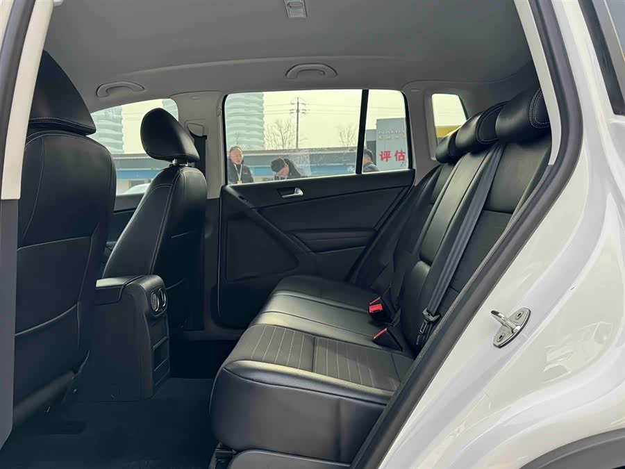 Volkswagen Tiguan 2018 car image #14