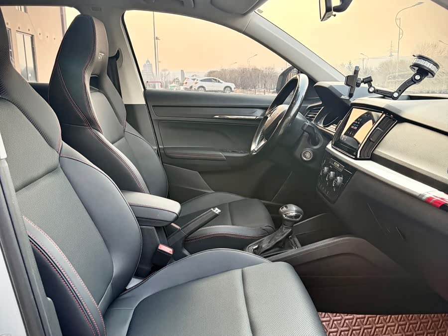 Skoda Kamiq 2022 imagem de carro #14