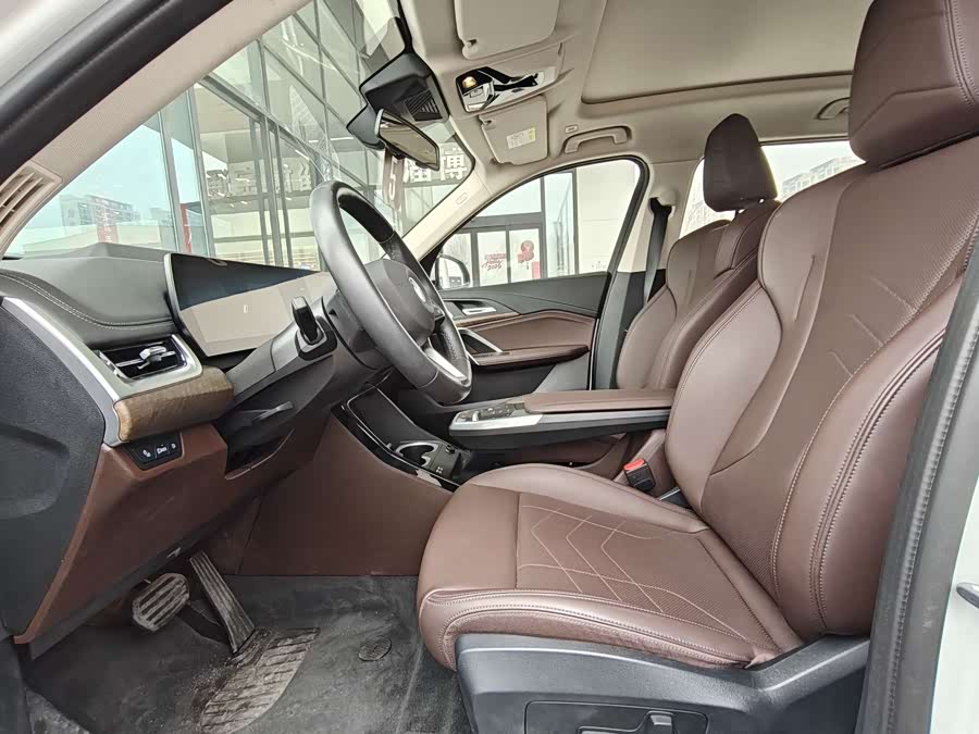 BMW iX1 2025 car image #14