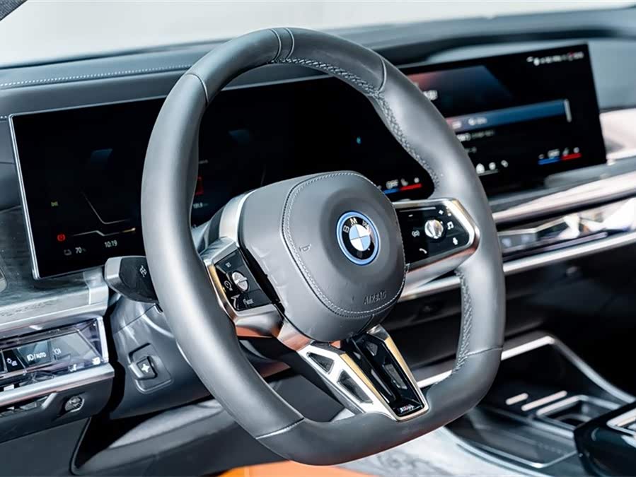 BMW i7 2025 car image #14