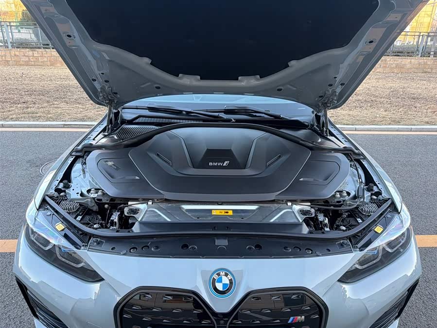 BMW i4 car image #14