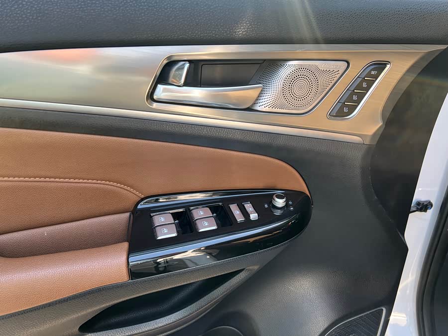 Changan CS95 2018 صورة سيارة #14