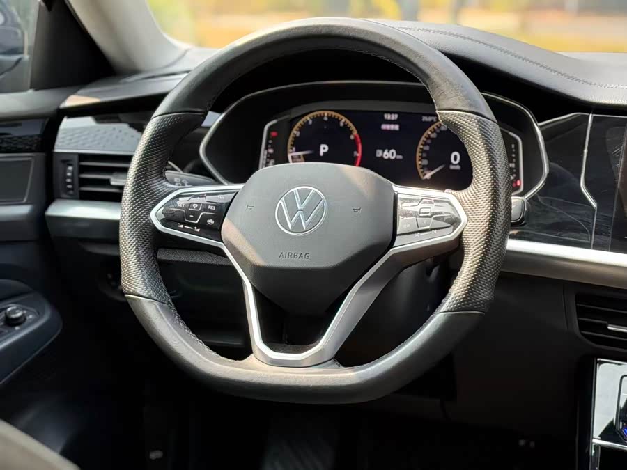 Volkswagen Passat 2023 car image #14