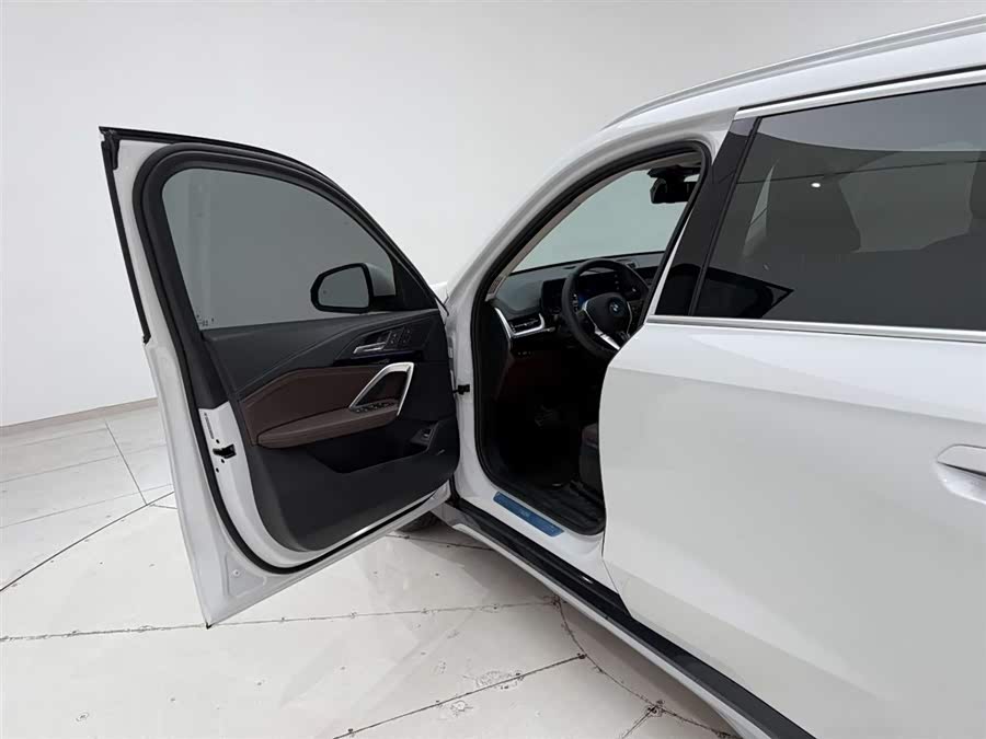 BMW iX1 2025 صورة سيارة #14