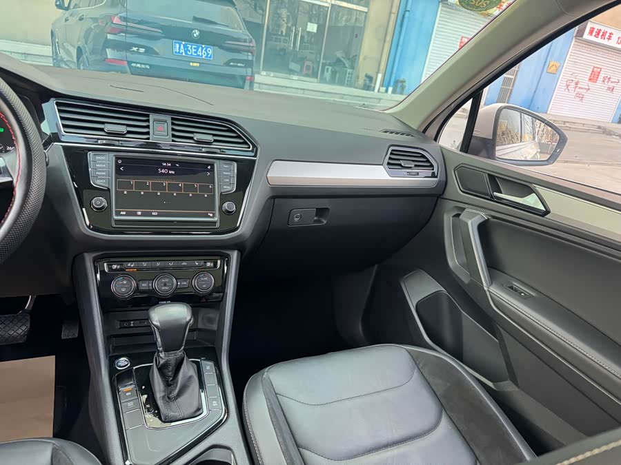 Volkswagen Tiguan L 2018 car image #14