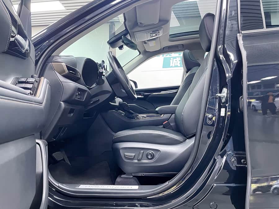 Toyota Highlander 2023 car image #14