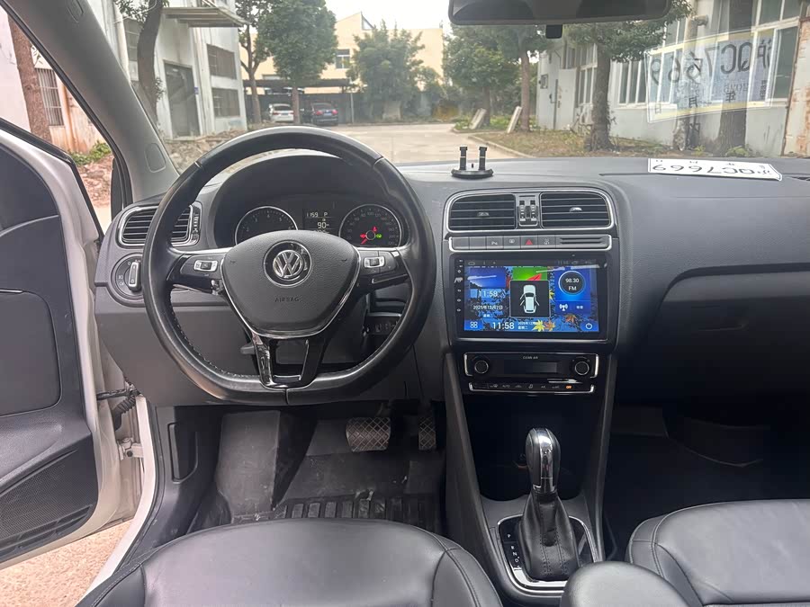 Volkswagen Polo 2015 car image #14