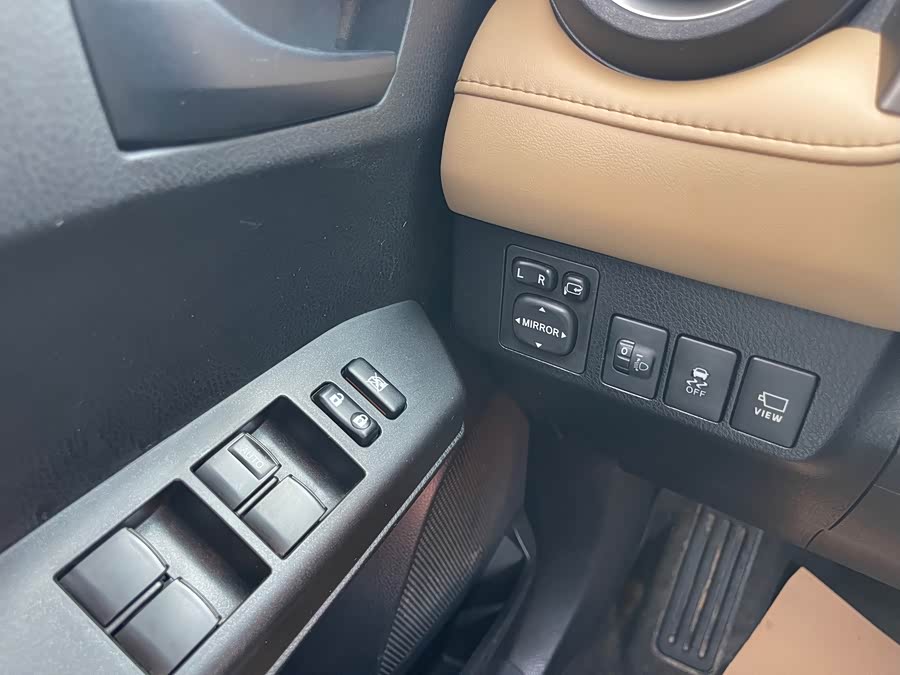 Toyota RAV4 2018 immagine di auto #14