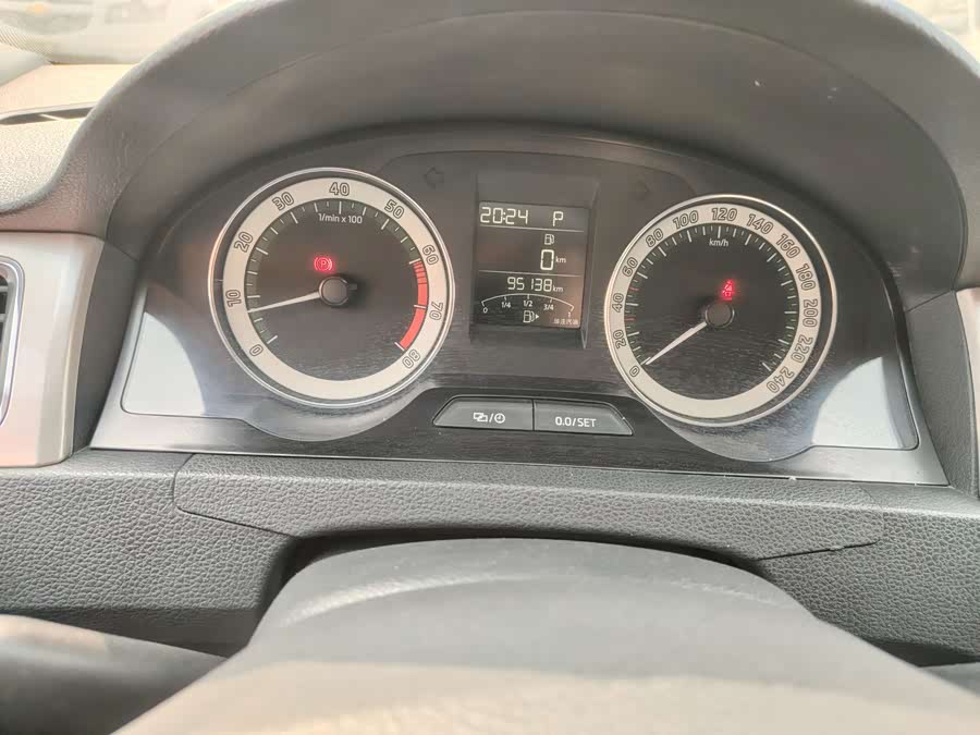 Skoda Rapid 2018 car image #14