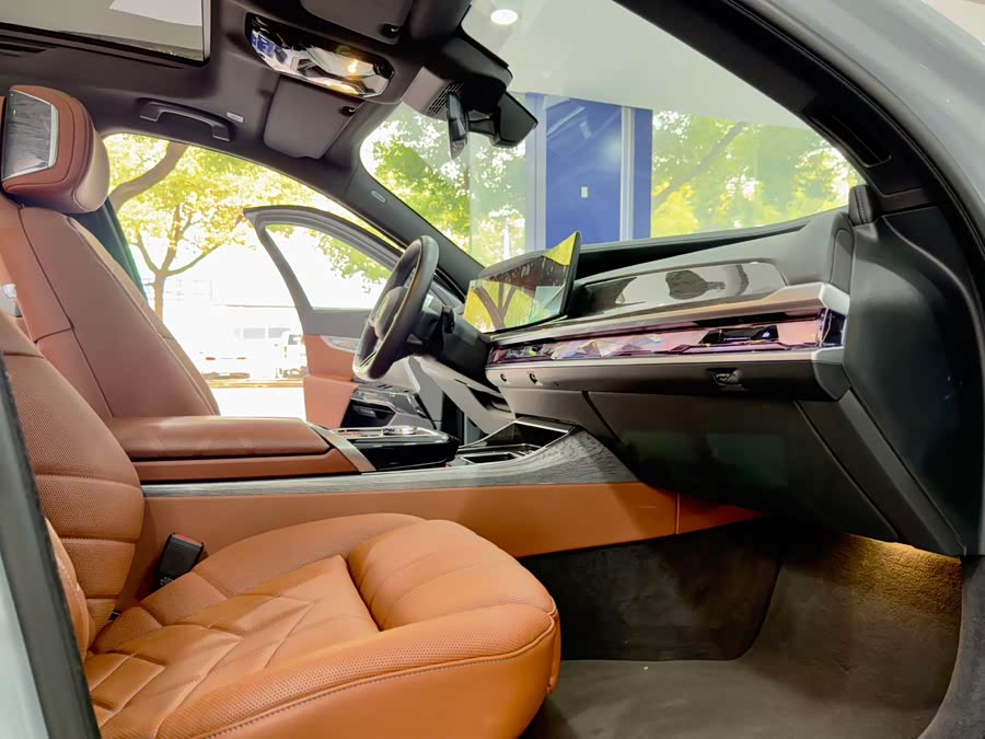 BMW i7 2023 car image #14