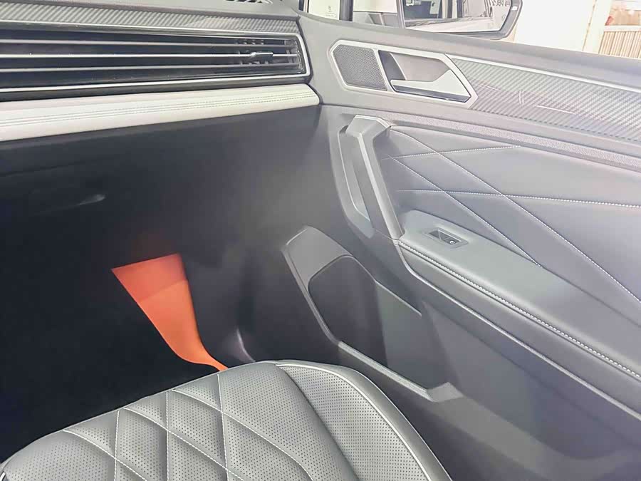 Volkswagen Tiguan L 2023 car image #14