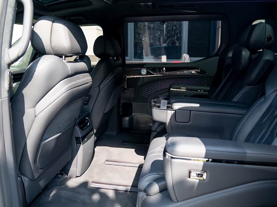 Zeekr 009 2024 car image #14