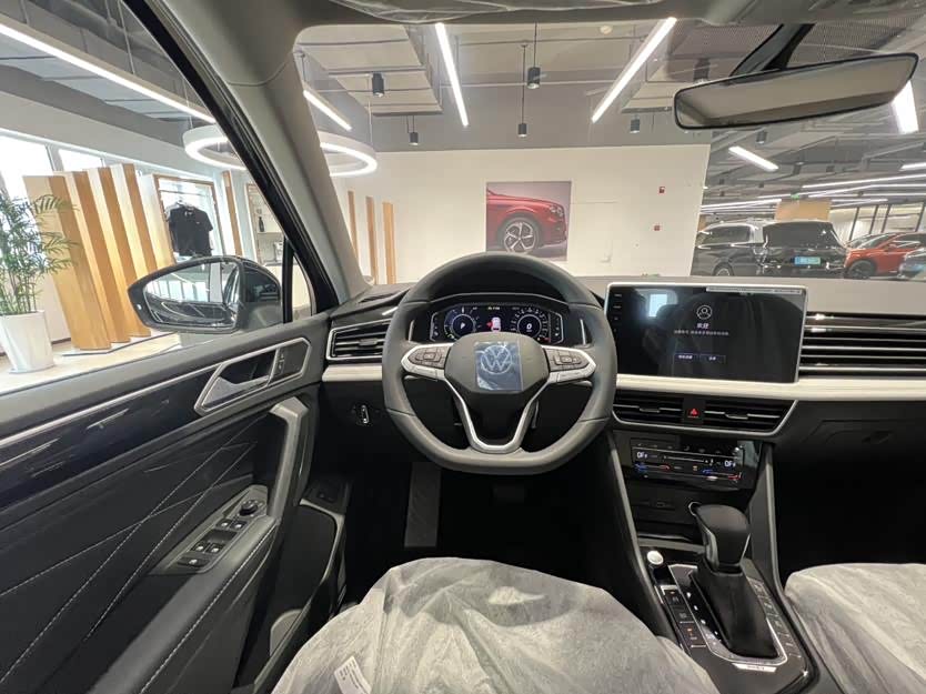 Volkswagen Tiguan L New Energy 2025 صورة سيارة #14