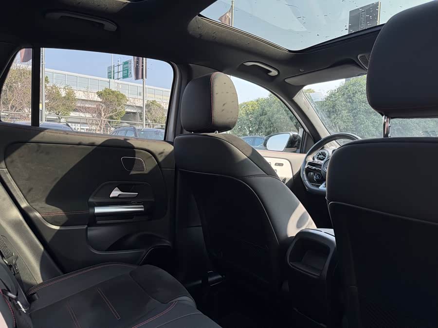 Mercedes-Benz GLA AMG 2025 immagine di auto #14