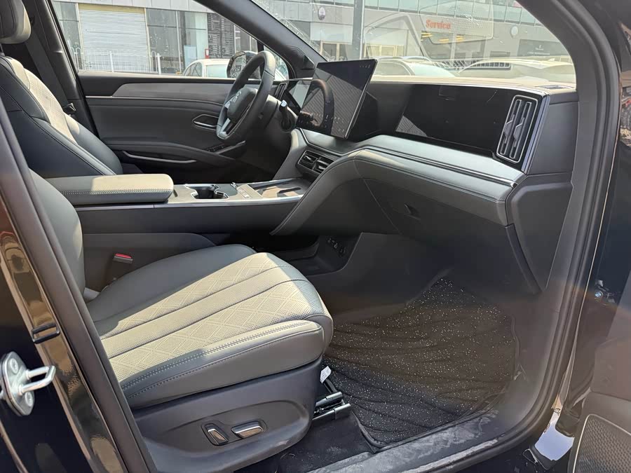 BYD SongL DM-i 2025 #14 BYD SongL DM-i 2025 car image #14