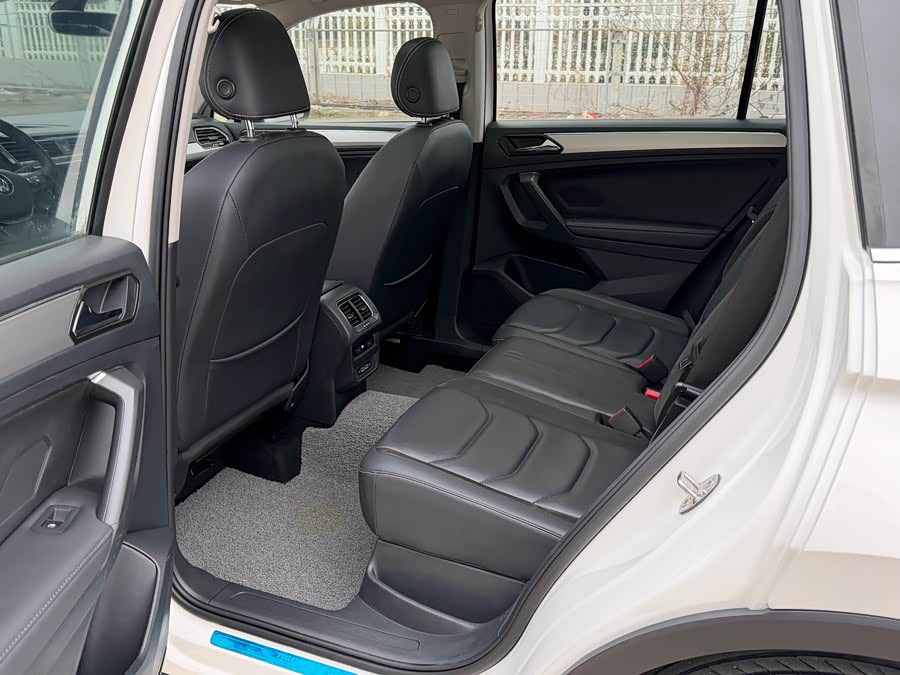 Volkswagen Tiguan L 2019 immagine di auto #14