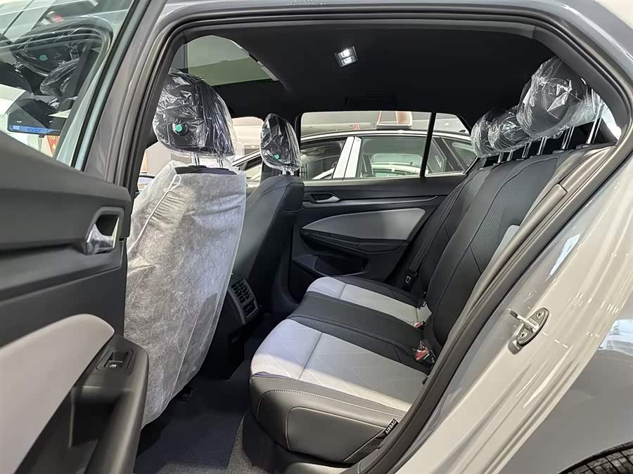 Volkswagen Golf 2025 car image #14