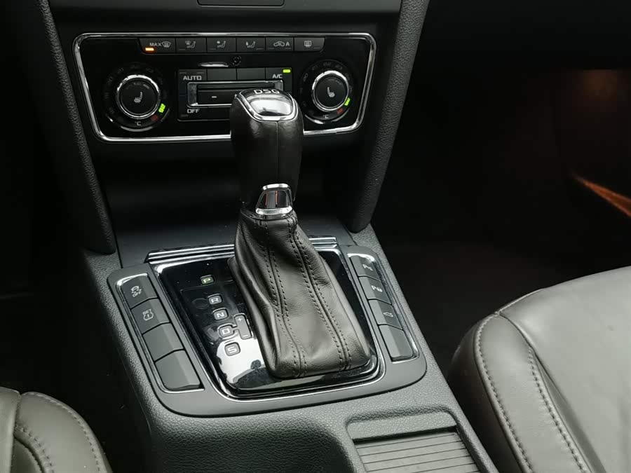 Skoda Superb Combi 2014 immagine di auto #14