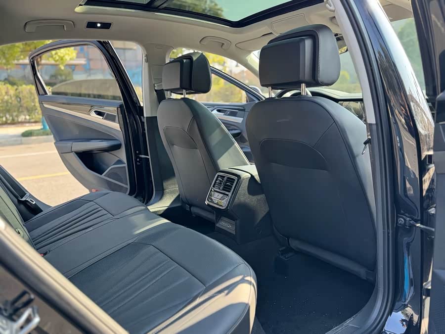 Volkswagen Passat 2025 صورة سيارة #14