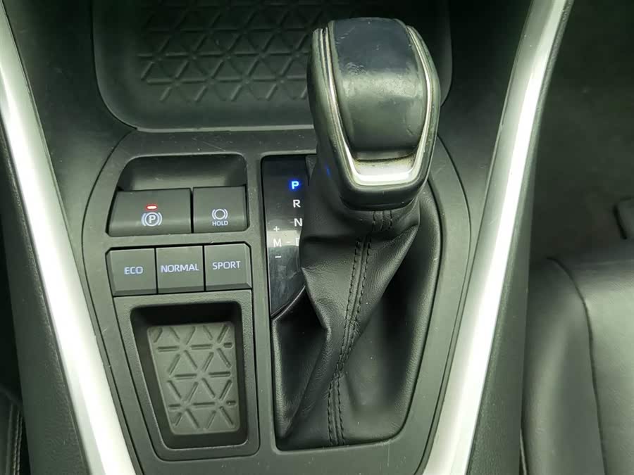 Toyota RAV4 2022 car image #14