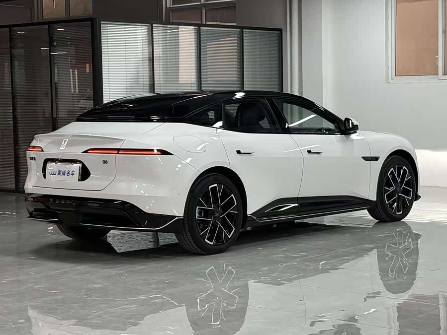 Avatr 06 2025 car image #14